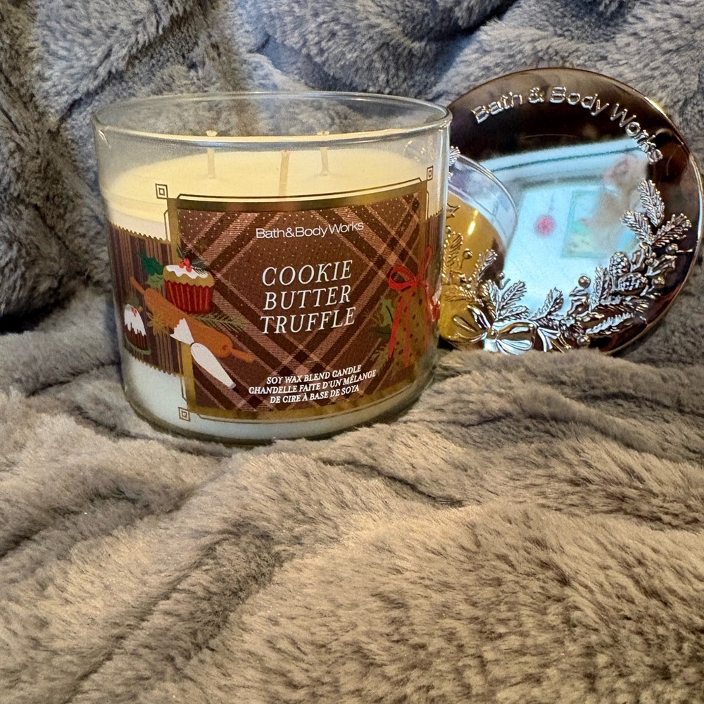 Bath & Body Works Festive Cookie Butter Truffle Candle